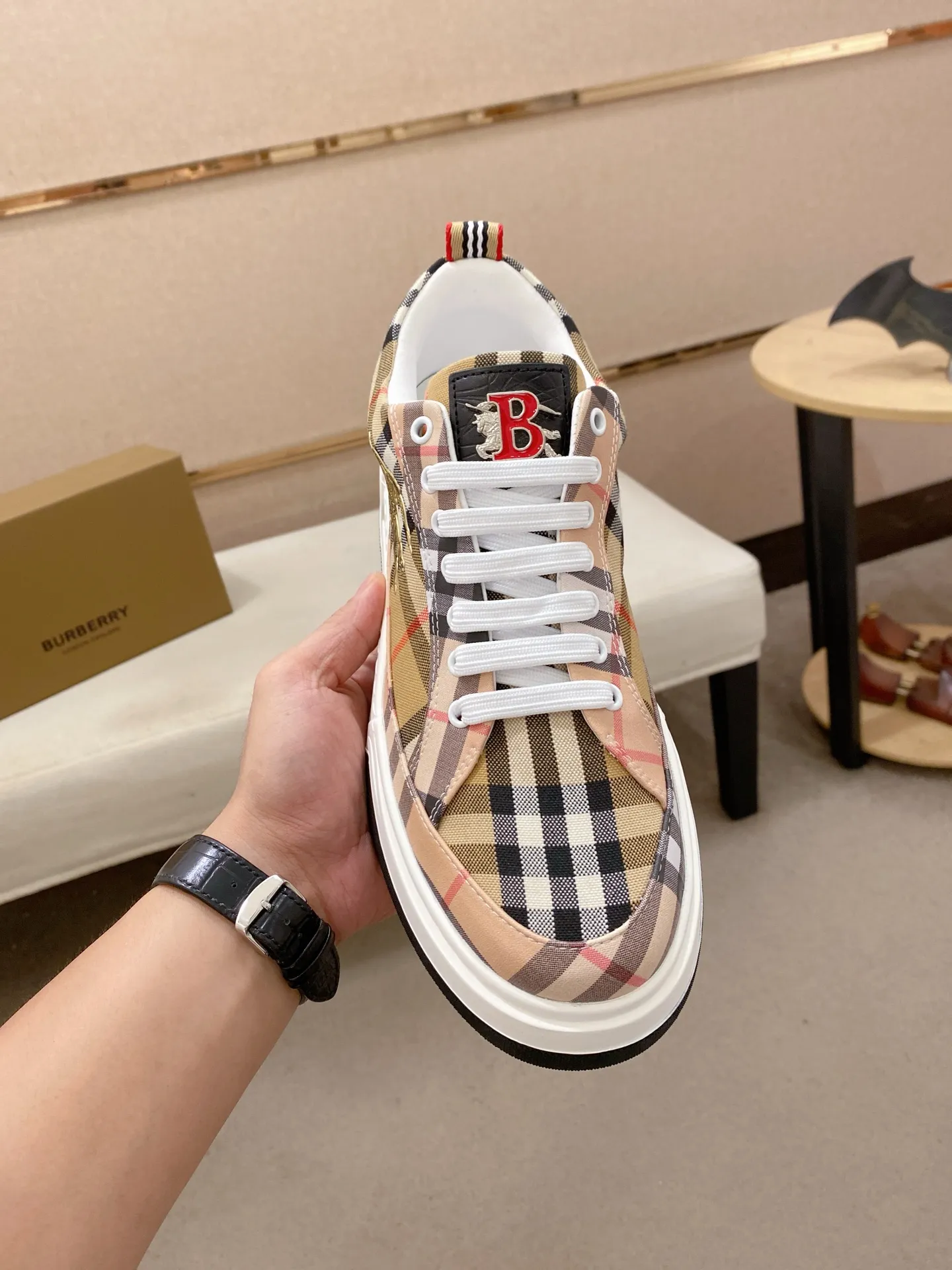 Men's shoes 💰: 420💰🇮🇹🇮🇹BURBERRY's top purchasing agents are available simultaneously at the counter. 🔍🔍On sale at the same time. Positive code number: 38-44 Italian imported first-layer cowhide with fabric. Fully imported sheepskin lining, sole: the original sole is specially provided by the original factory, the exclusive movable molded sole is super comfortable, the original factory follows the order, 🔍🔍high quality, you can go in and out of the counter at will, welcome to compare. Can be customized. 45 non-refundable